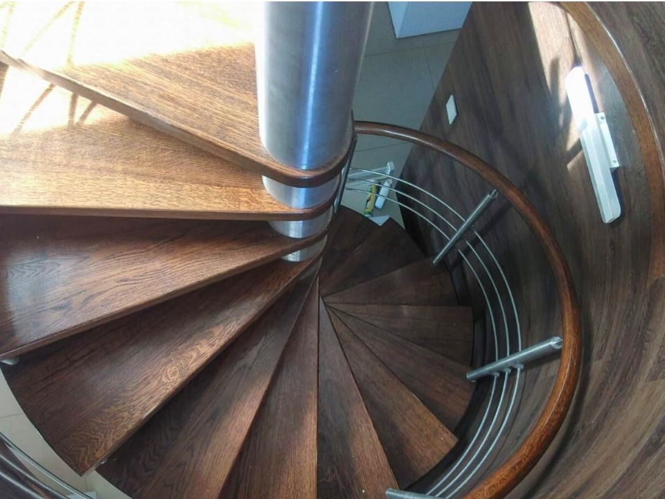 Panele winylowe na schody- klasyczny wygląd naturalnego drewna